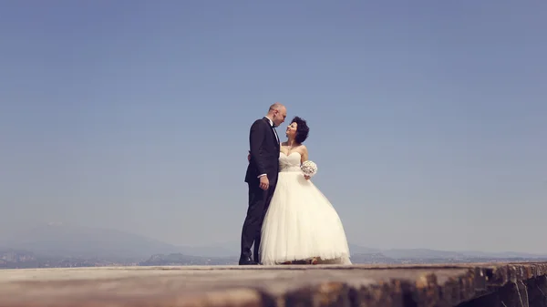 Braut und Bräutigam auf See — Stockfoto