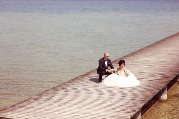Noiva e noivo no mar — Fotografia de Stock