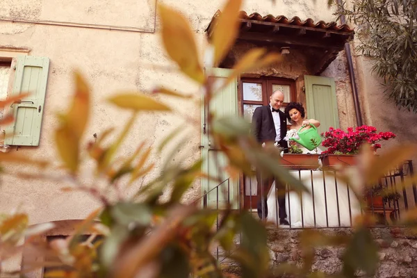 Braut und Bräutigam auf Balkon — Stockfoto