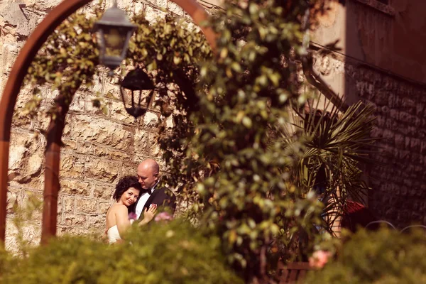 Bride and groom embracing — Stock Photo, Image