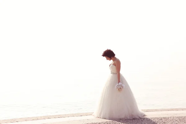 Sposa in riva al mare — Foto Stock