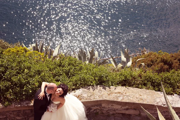 Braut und Bräutigam am Meer — Stockfoto