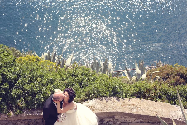 Novia y novio en el mar —  Fotos de Stock