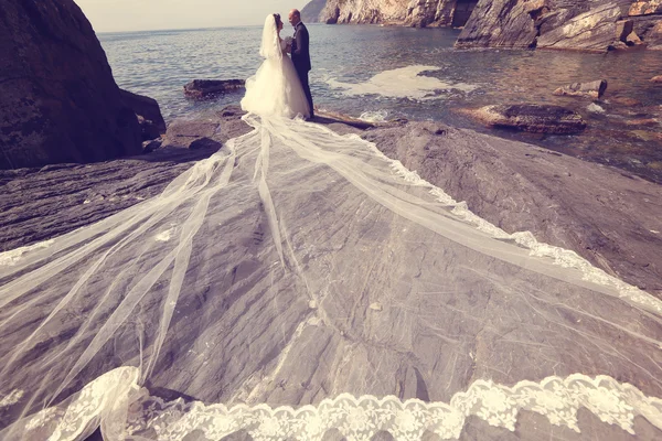 Noiva e noivo no mar — Fotografia de Stock