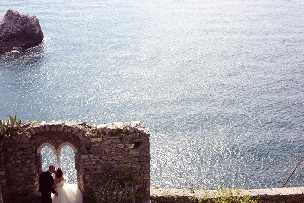 Novia y novio cerca del océano —  Fotos de Stock