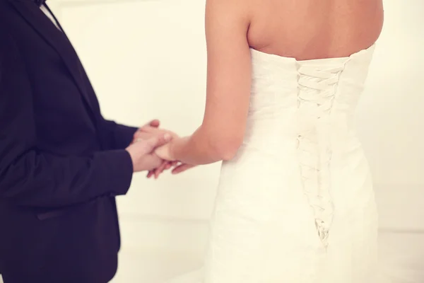 Mani di una sposa e di uno sposo — Foto Stock
