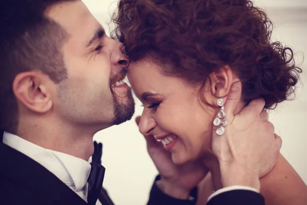 Sposo baciare la sposa — Foto Stock