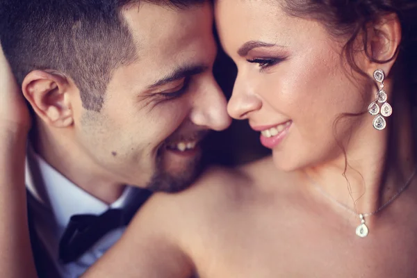 Portrait of a bride and groom — Stock Photo, Image