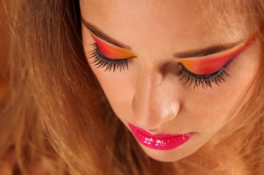 Renkli giyen güzel kadın stüdyoda makyaj