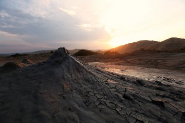 Çamur volkanlar Buzau, Romanya, güzel gün batımı