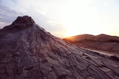 Çamur volkanlar Buzau, Romanya, güzel gün batımı