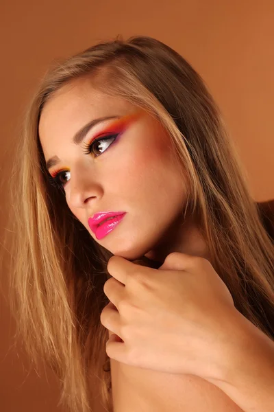 Hermosa mujer vistiendo maquillaje colorido en el estudio —  Fotos de Stock