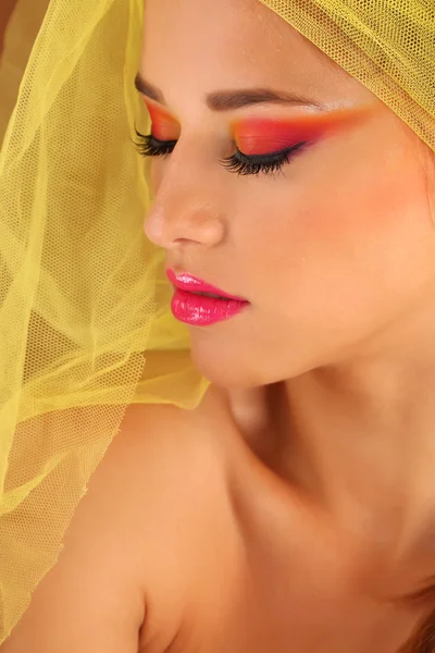 Krásná mladá žena ve studiu, barevné, aby se — Stock fotografie