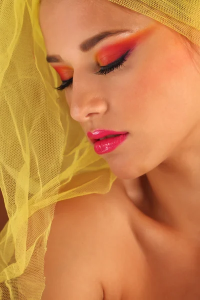 Krásná mladá žena ve studiu, barevné, aby se — Stock fotografie