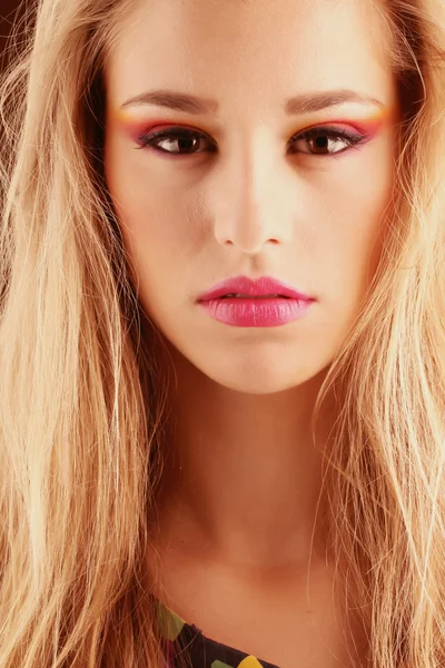 Hermosa mujer vistiendo maquillaje colorido en el estudio — Foto de Stock