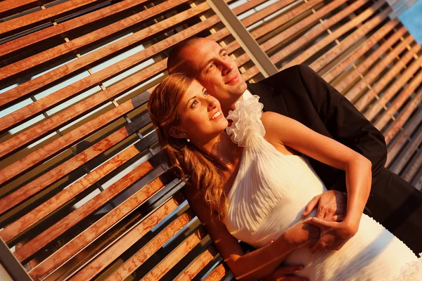 Жених и невеста в солнечный день — стоковое фото
