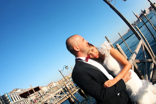 Bruden embracing brudgummen i Venedig — Stockfoto