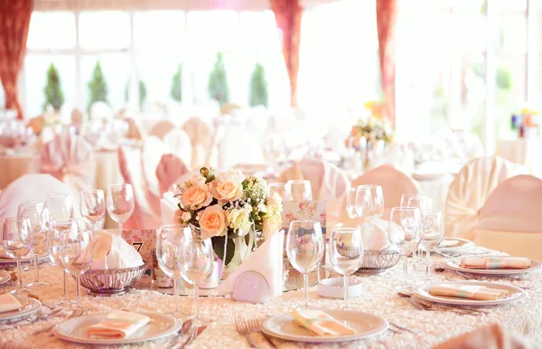 우아한 테이블에 아름 다운 꽃 부케 장식 — 스톡 사진