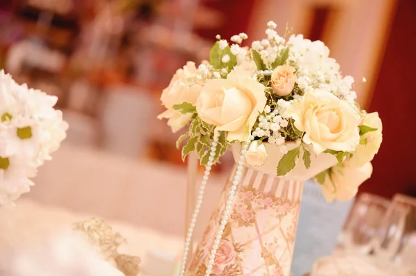 Beautiful flower bouquet decoration on elegant table — Stock Photo, Image