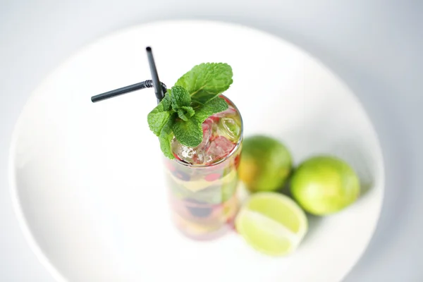 Cocktail fresco em vidro — Fotografia de Stock