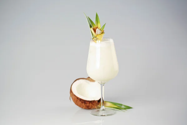 Кокосовый коктейль в стакане — стоковое фото