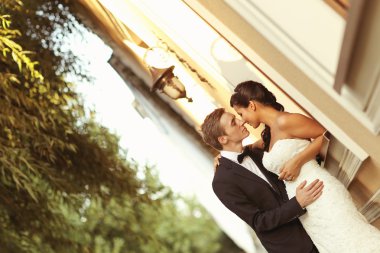 Mutlu gelin çift kucaklayan