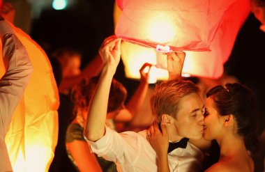 Gelin ve damat Çince fener altında öpüşme