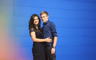 güzel genç bir çift kucaklayan