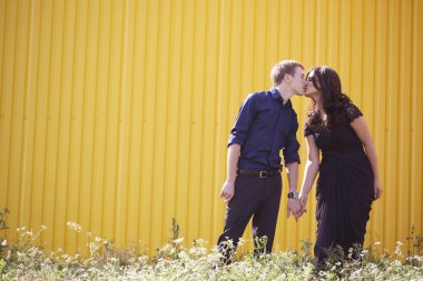 güzel genç bir çift kucaklayan