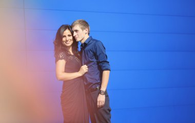 güzel genç bir çift kucaklayan