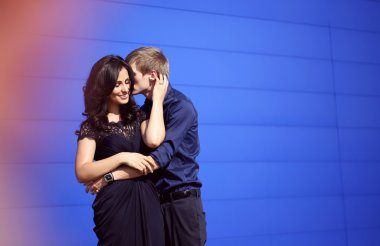 güzel genç bir çift kucaklayan