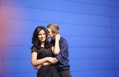 güzel genç bir çift kucaklayan