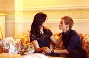 güzel genç bir çift kucaklayan