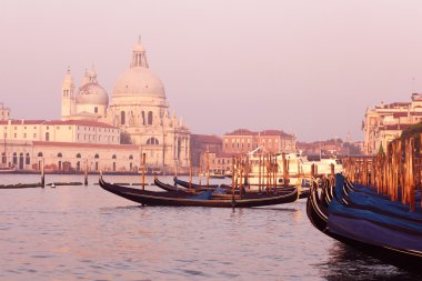 Geleneksel gondol güzel manzarasına Canal Grande üzerinde