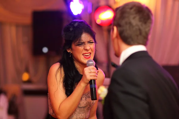 Mulheres lindas cantando no microfone — Fotografia de Stock