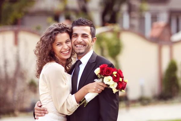 Bella coppia che celebra il loro matrimonio — Foto Stock