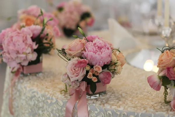 Hermosa decoración de flores de boda en mesa elegante — Foto de Stock