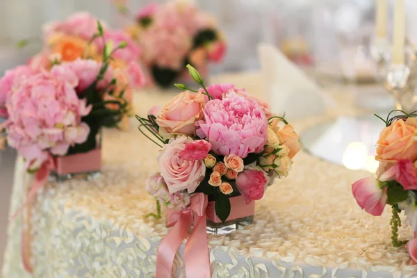 Hermosa decoración de ramo de flores en la mesa elegante — Foto de Stock