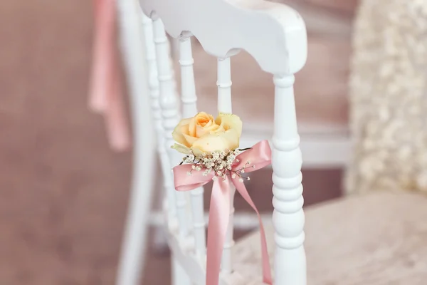 Belas cadeiras brancas de madeira na recepção do casamento — Fotografia de Stock