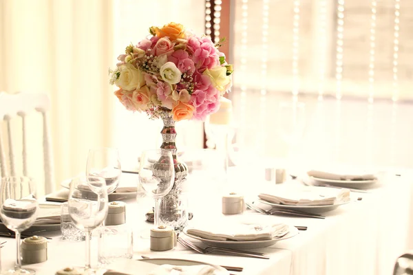 Mooie bloemboeket in een vaas op elegante tabel — Stockfoto
