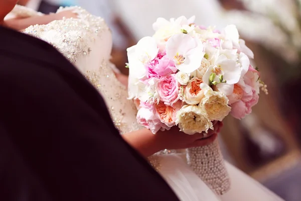 Beautiful flower bouquet in bride's hands — Stock Photo, Image