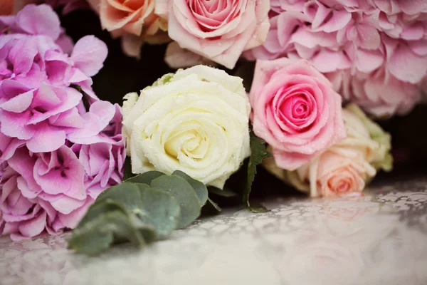 Lindo buquê de rosas — Fotografia de Stock