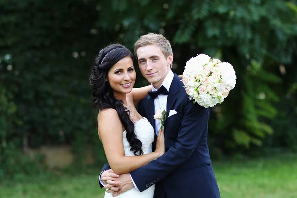 Feliz casal nupcial abraçando — Fotografia de Stock