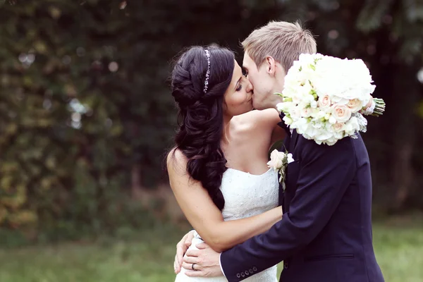 Feliz pareja nupcial abrazando —  Fotos de Stock