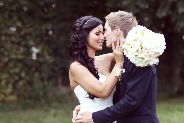 Feliz casal nupcial abraçando — Fotografia de Stock