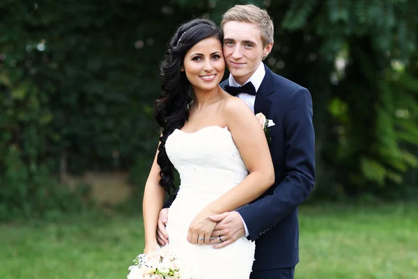 Feliz pareja nupcial abrazando — Foto de Stock