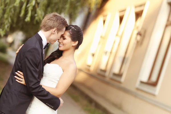 Lyckliga brudparet embracing — Stockfoto
