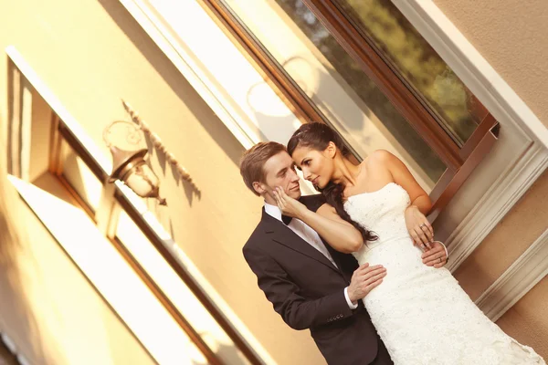 Feliz pareja nupcial abrazando —  Fotos de Stock