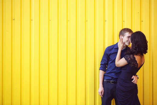 Прекрасная молодая пара обнимает — стоковое фото