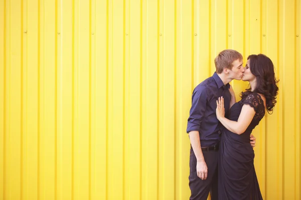 Bonito jovem casal abraçando — Fotografia de Stock